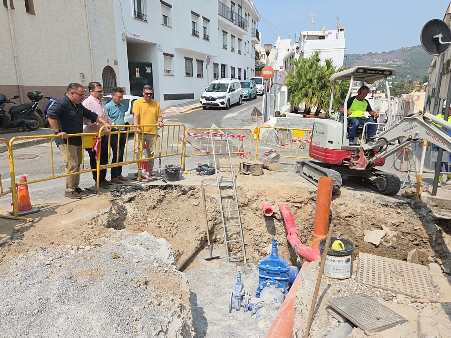 Sustituyen la tubera principal de abastecimiento de agua de La Herradura en la calle Real